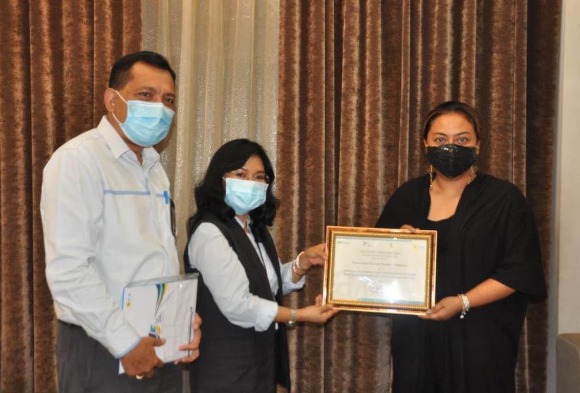 podiumnews.com-Pemkab Tabanan Dapat Penghargaan dari PLN atas Kedisiplinan Masyarakat Gunakan Listrik